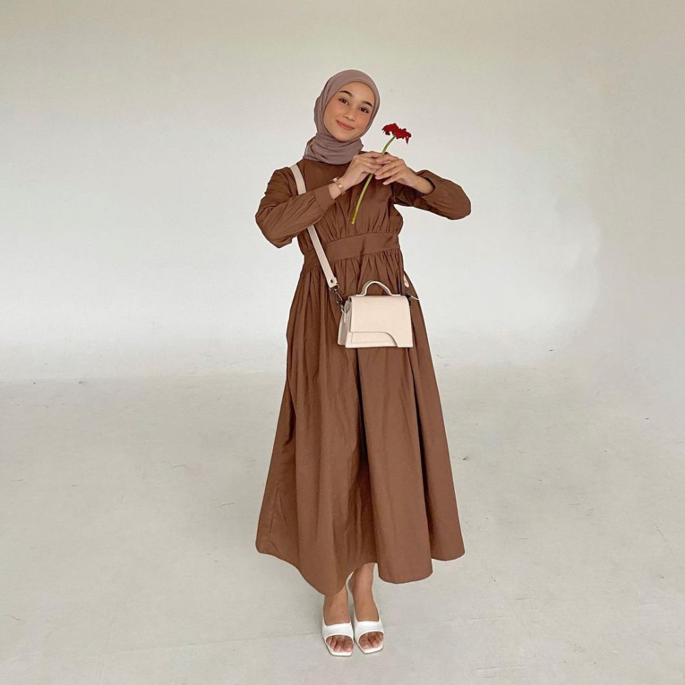 8 Gaya OOTD Hijab Warna Cokelat Selebgram Ravira Naila, Anti Gagal!