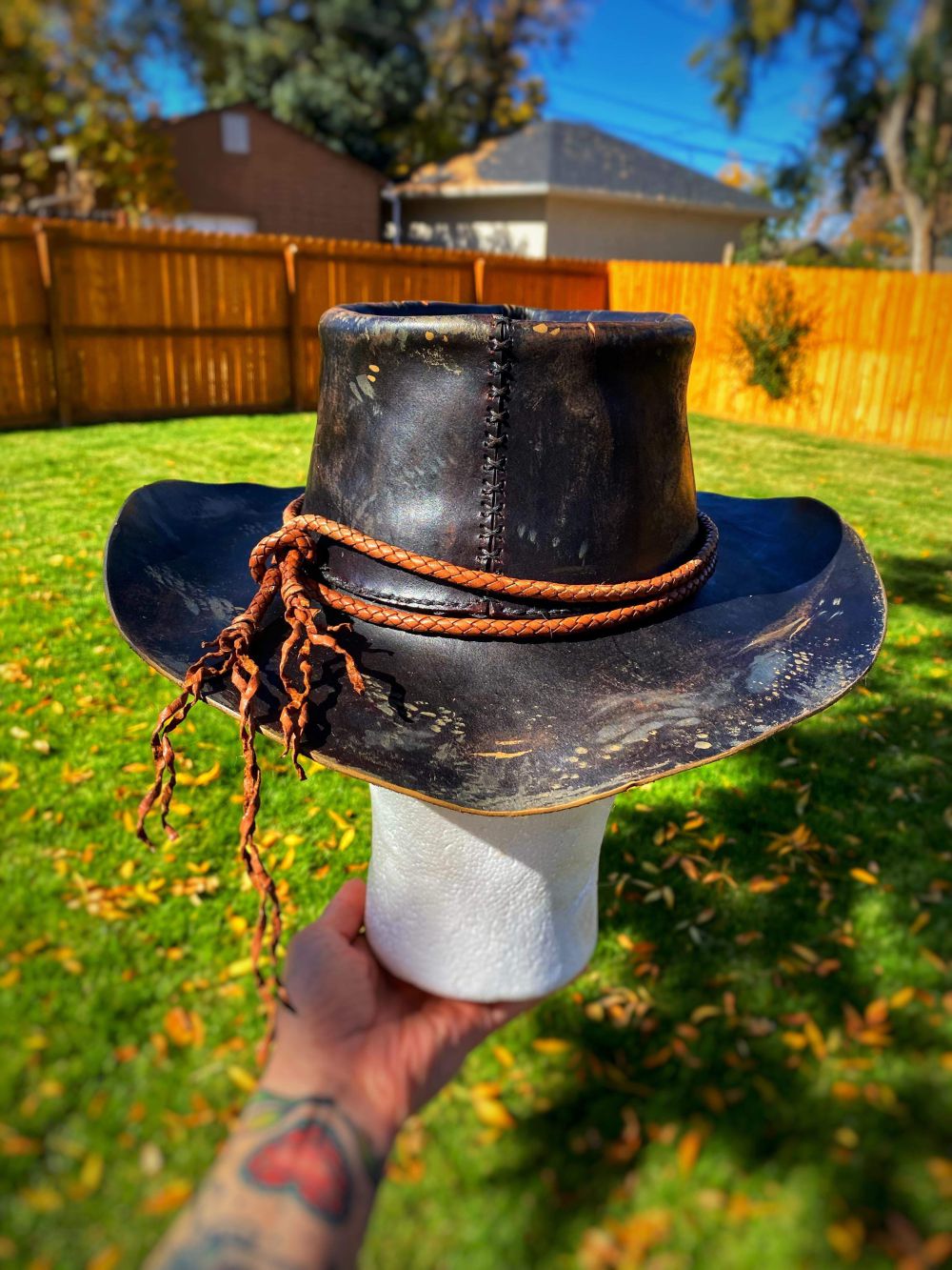 7 Kreasi Tangan Red Dead Redemption, Topi Arthur Terbuat dari Kulit?