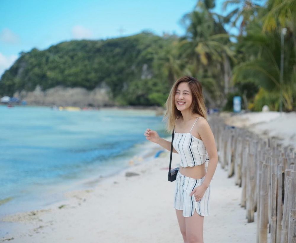 7 Inspirasi Outfit untuk Hangout di Beach Club ala Alissaya Tsoi