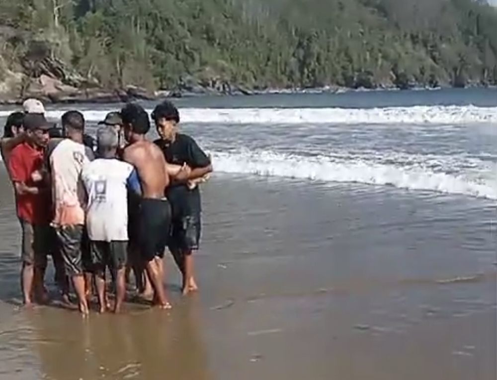 Remaja 15 Tahum Tewas Tenggelam saat Mandi di Pantai Perawan Malang