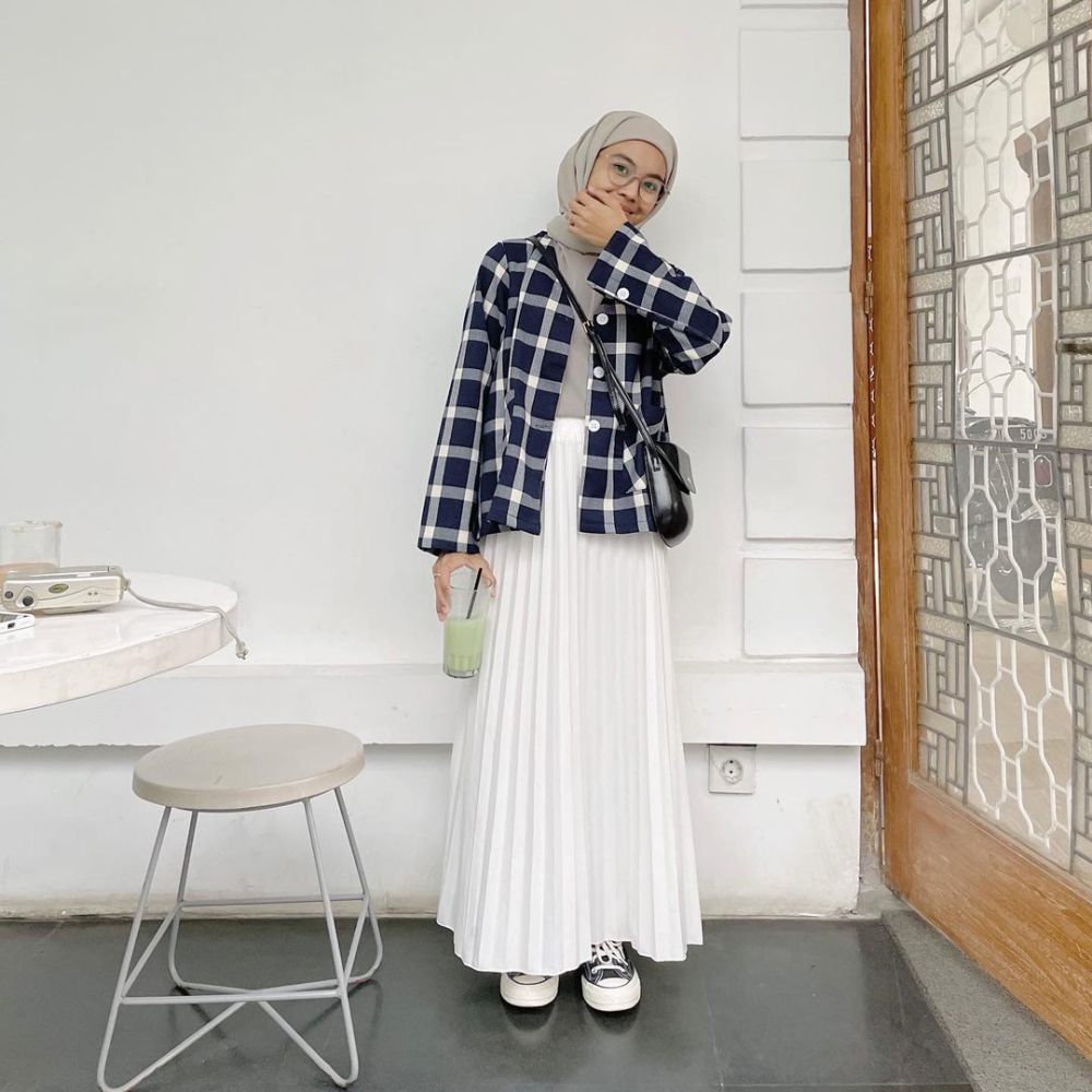 7 Ide Padu Padan Pleated Skirt ala Rahmi Apria, Modis!