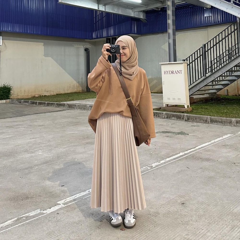 7 Ide Padu Padan Pleated Skirt ala Rahmi Apria, Modis!