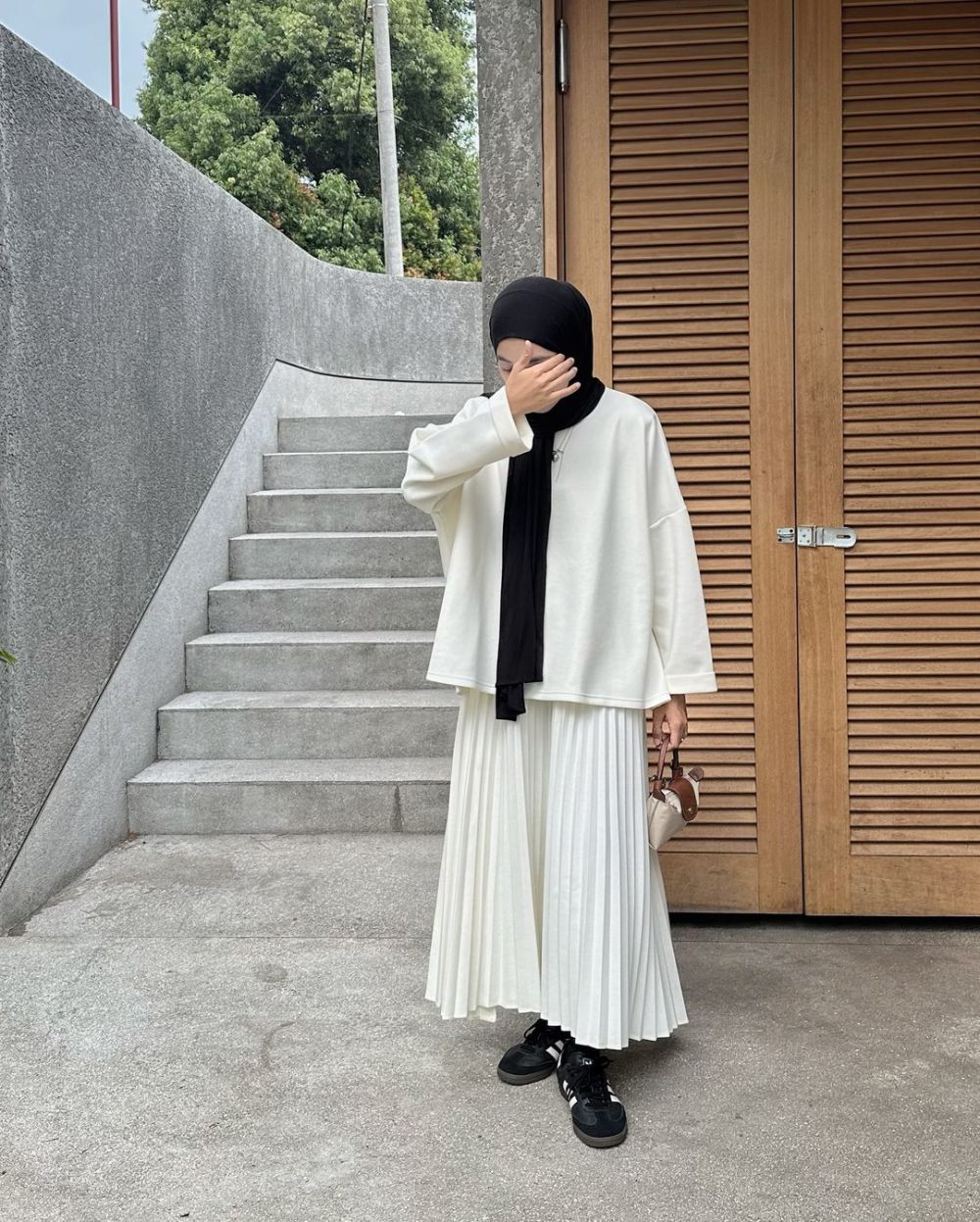 7 Ide Padu Padan Pleated Skirt ala Rahmi Apria, Modis!