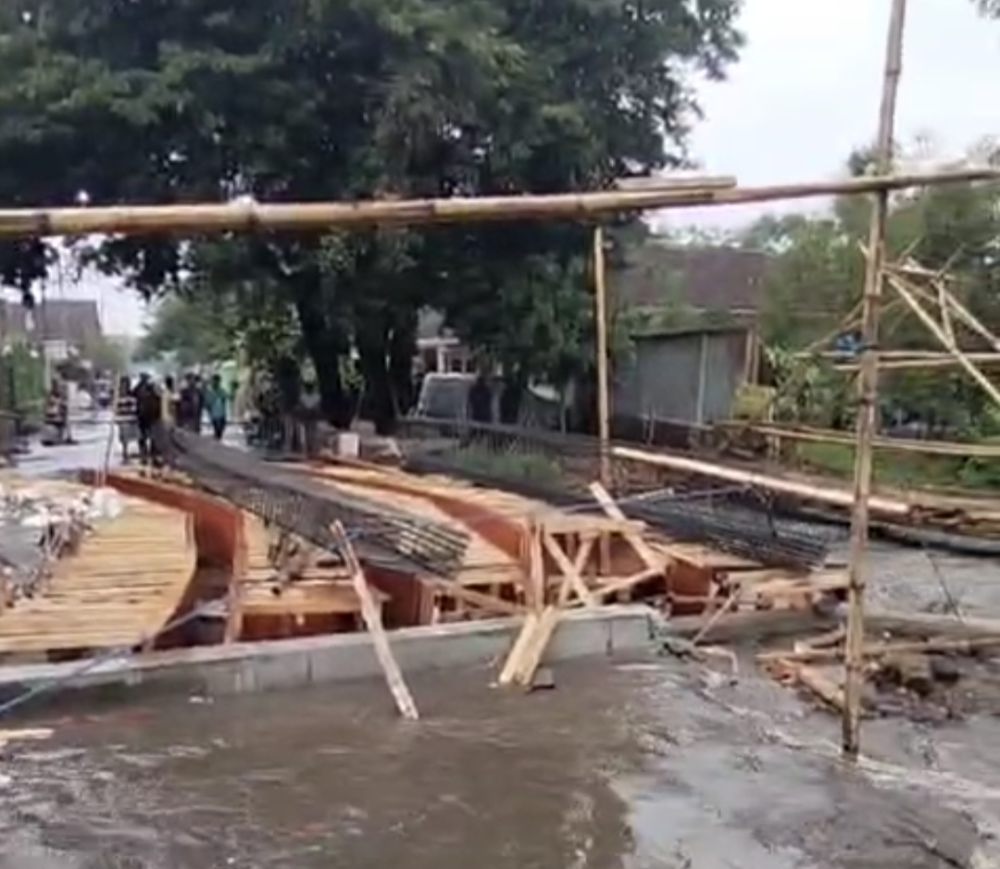 Viral Jembatan di Malang Hanyut Terbawa Banjir