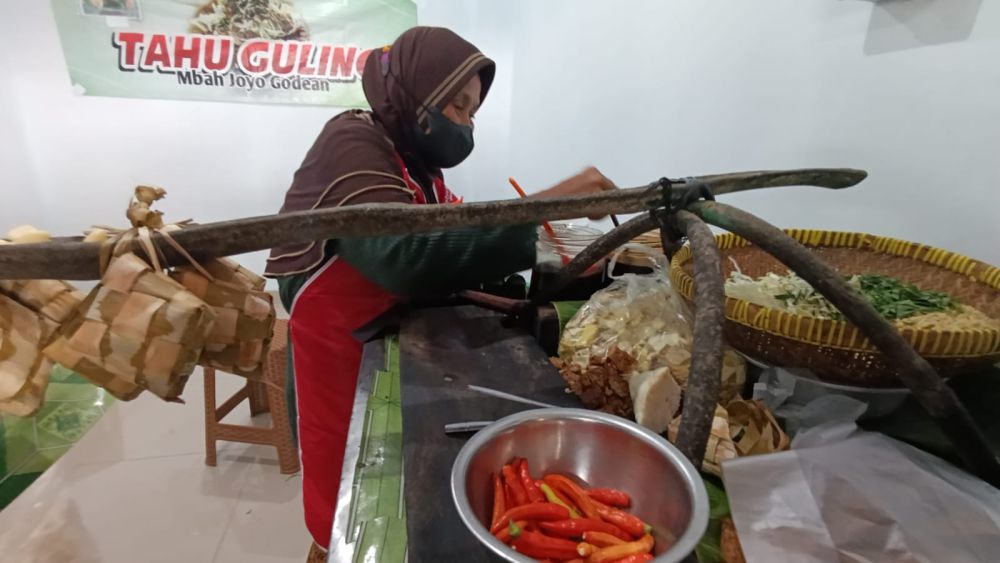 Menikmati Tahu Guling Mbah Joyo, Kuliner Legendaris Pasar Godean