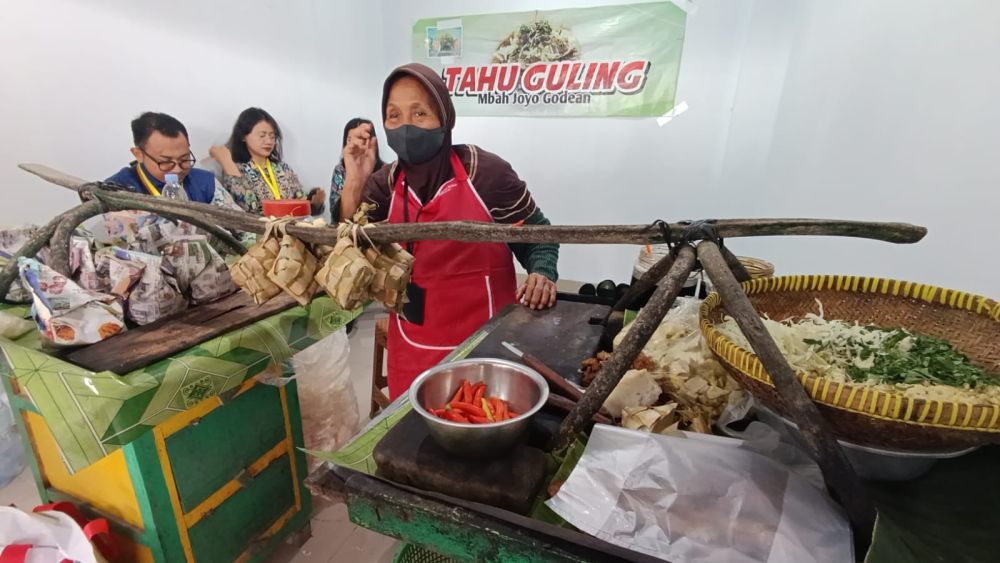 Menikmati Tahu Guling Mbah Joyo, Kuliner Legendaris Pasar Godean