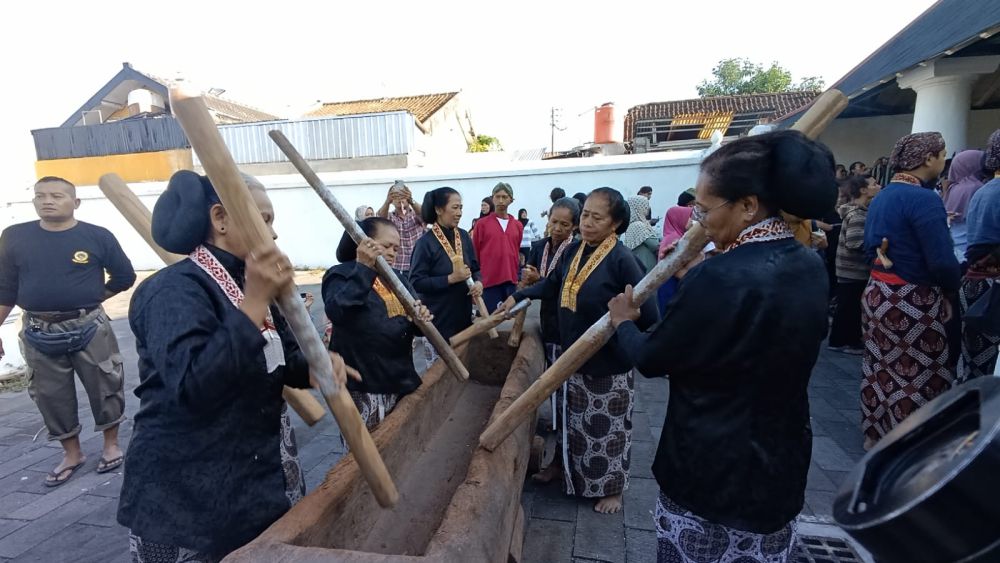 Numplak Wajik Awali Prosesi Grebeg Maulud Keraton Yogyakarta