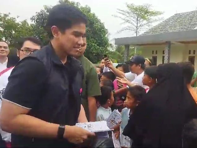 Kaesang Pakai Baju 'Putra Mulyono' Saat Kunjungan ke Tangerang