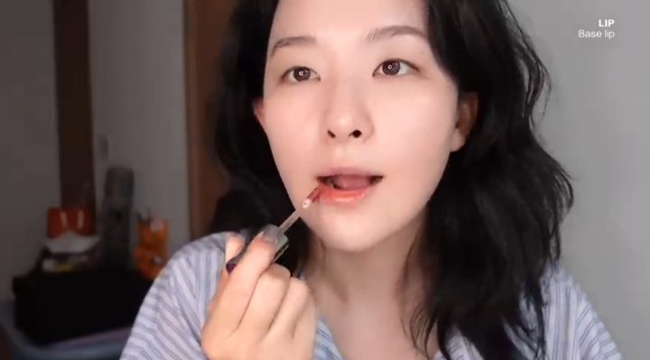 10 Tutorial Daily Make Up ala Seulgi Red Velvet, Glowing Natural