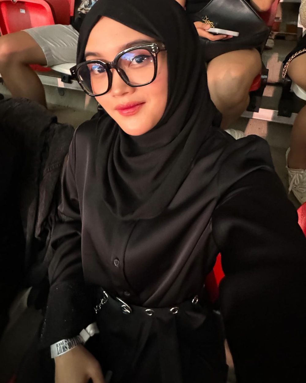 8 Inspirasi Outfit Hijab untuk Konser ala Putri Deliana, Stylish!