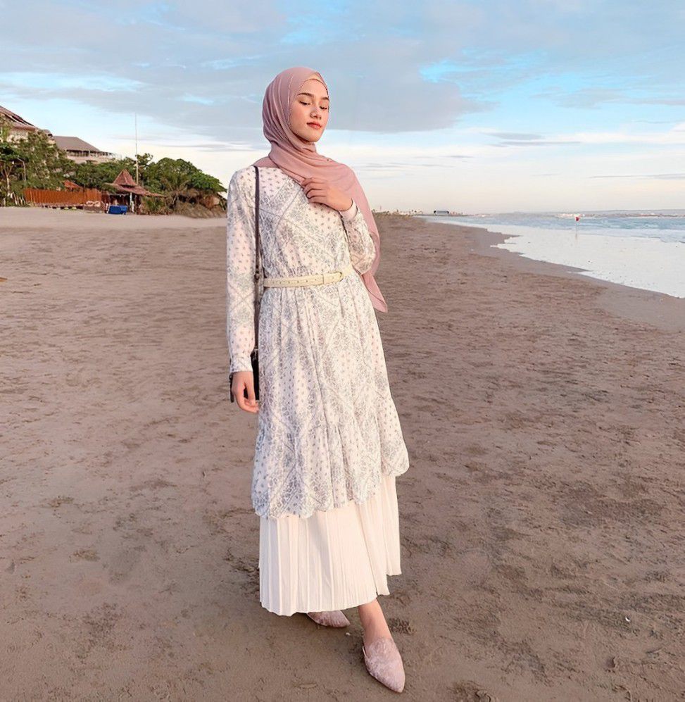 7 Inspirasi Outfit Hijab ke Pantai ala Rania Sukandari, Colorful!