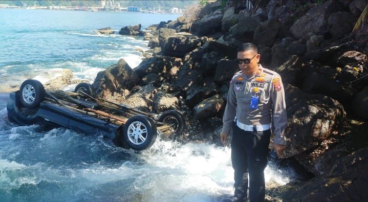 Hilang Kendali, Mobil Xenia di Padang Masuk Laut