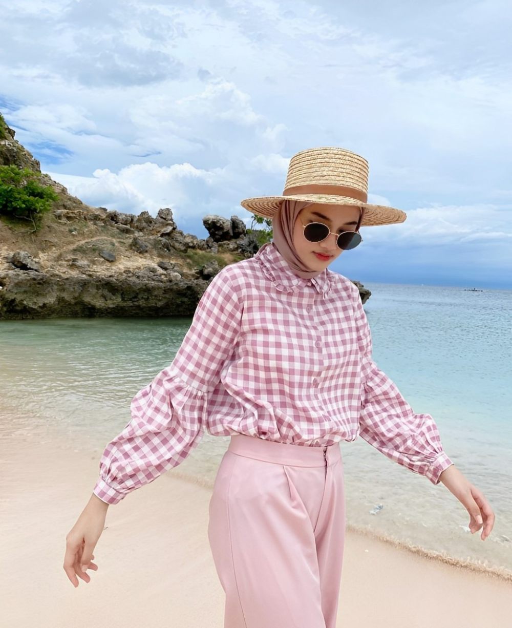 7 Inspirasi Outfit Hijab ke Pantai ala Rania Sukandari, Colorful!