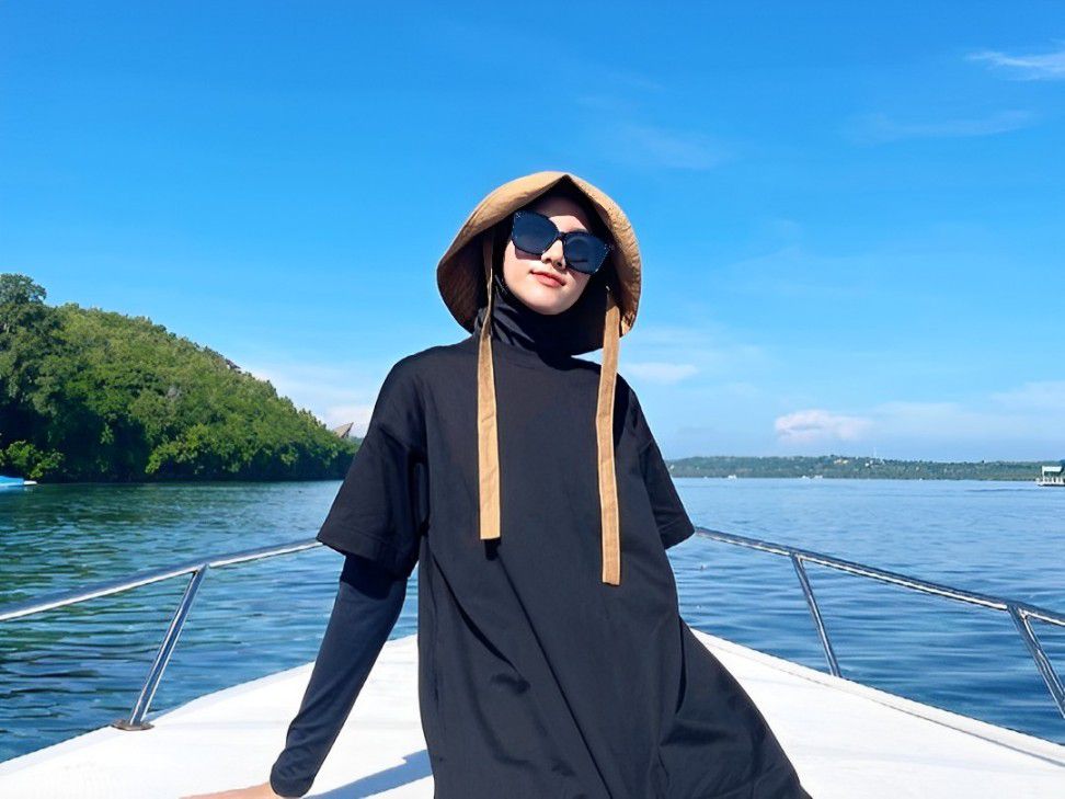 7 Inspirasi Outfit Hijab ke Pantai ala Rania Sukandari, Colorful!