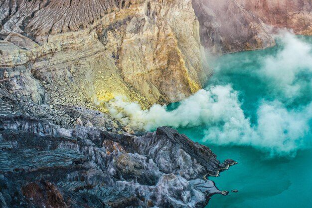 7 Rekomendasi Paket Open Trip ke Kawah Ijen, Yuk Hunting Blue Fire