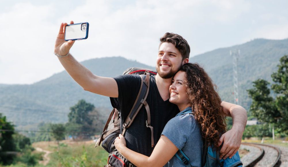 5 Alasan Cowok Jarang Posting Foto Pacar di Medsos, Mengapa? 