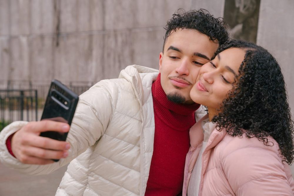 5 Alasan Cowok Jarang Posting Foto Pacar di Medsos, Mengapa? 