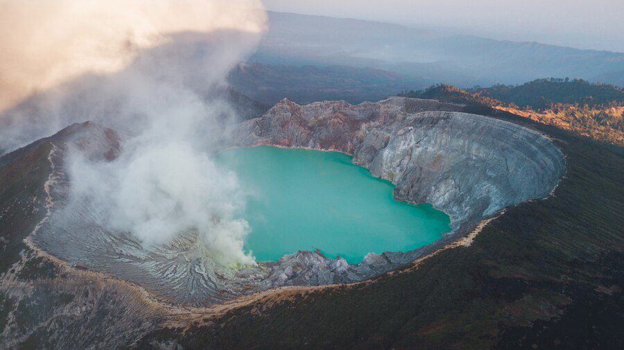 7 Rekomendasi Paket Open Trip ke Kawah Ijen, Yuk Hunting Blue Fire