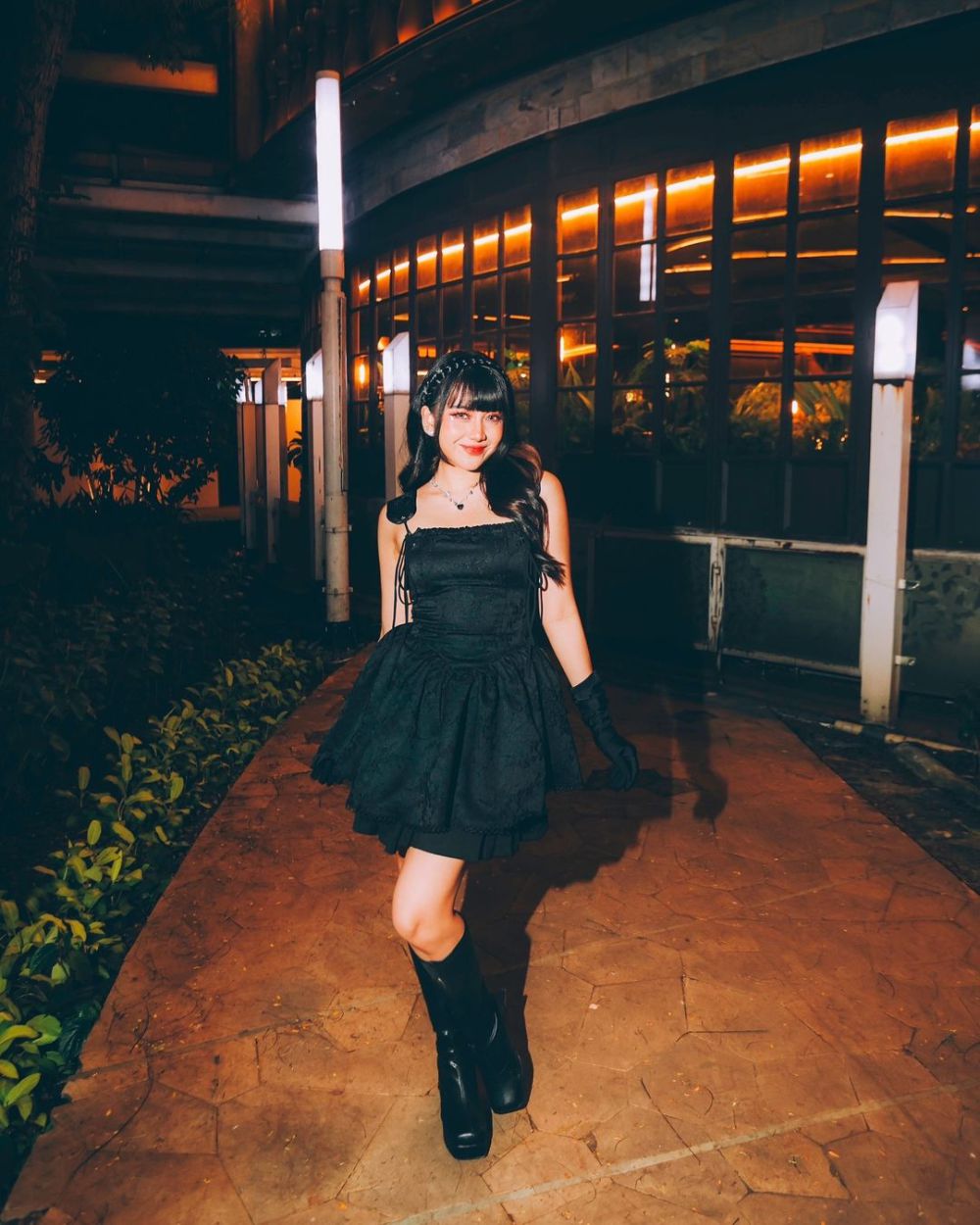 9 Outfit Manggung Pakai Mini Dress ala Ghea Indrawari, Cute dan Girly