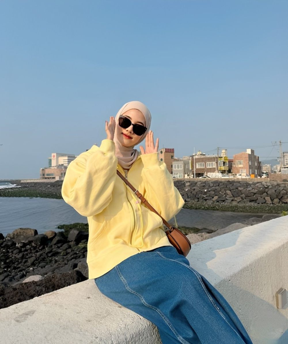 7 Inspirasi Outfit Hijab ke Pantai ala Rania Sukandari, Colorful!