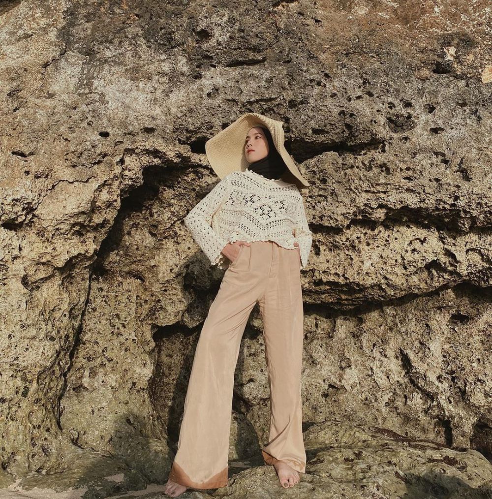 OOTD ke Pantai Nuansa Earth Tone ala Amelia Elle yang Simple