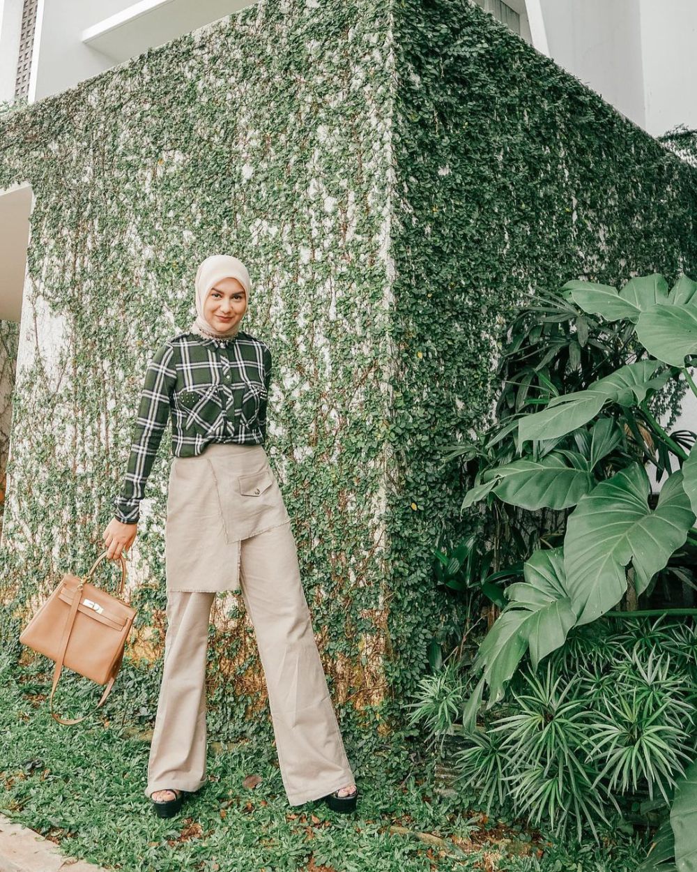 8 OOTD Hijab untuk Liburan ala Irish Bella, Catchy dan Leluasa