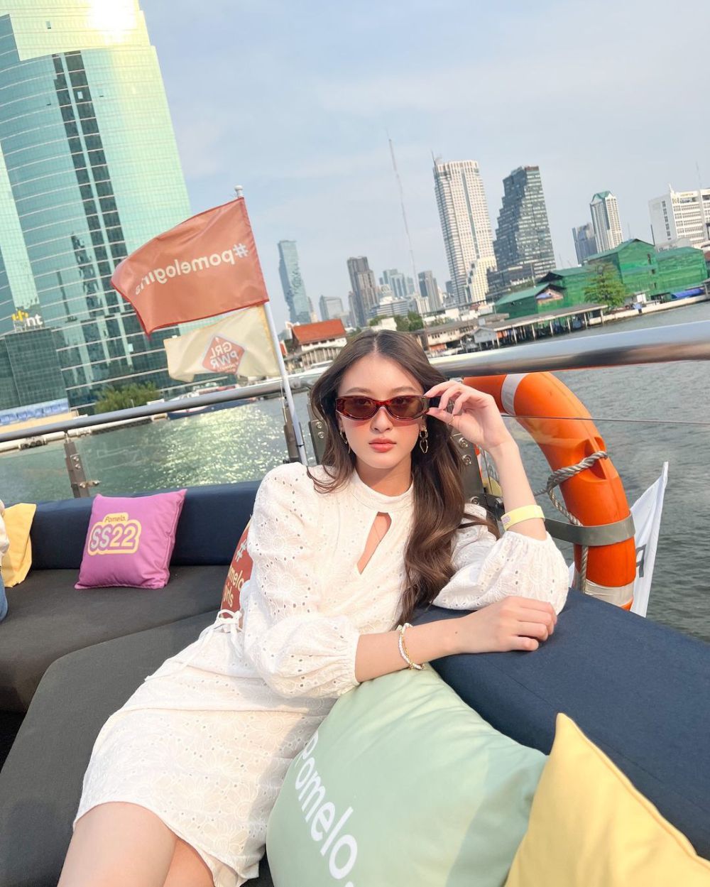 8 OOTD ke Pantai Pakai White Dress ala Aktris Thailand, Classy!