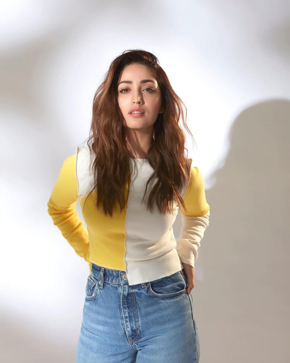 7 Ide Outfit Hangout ala Aktris India Yami Gautam, Colorful!