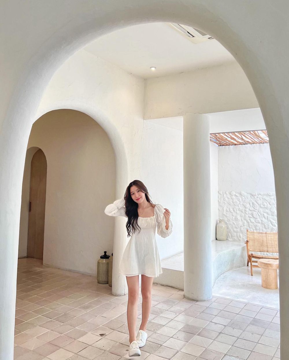 8 OOTD ke Pantai Pakai White Dress ala Aktris Thailand, Classy!