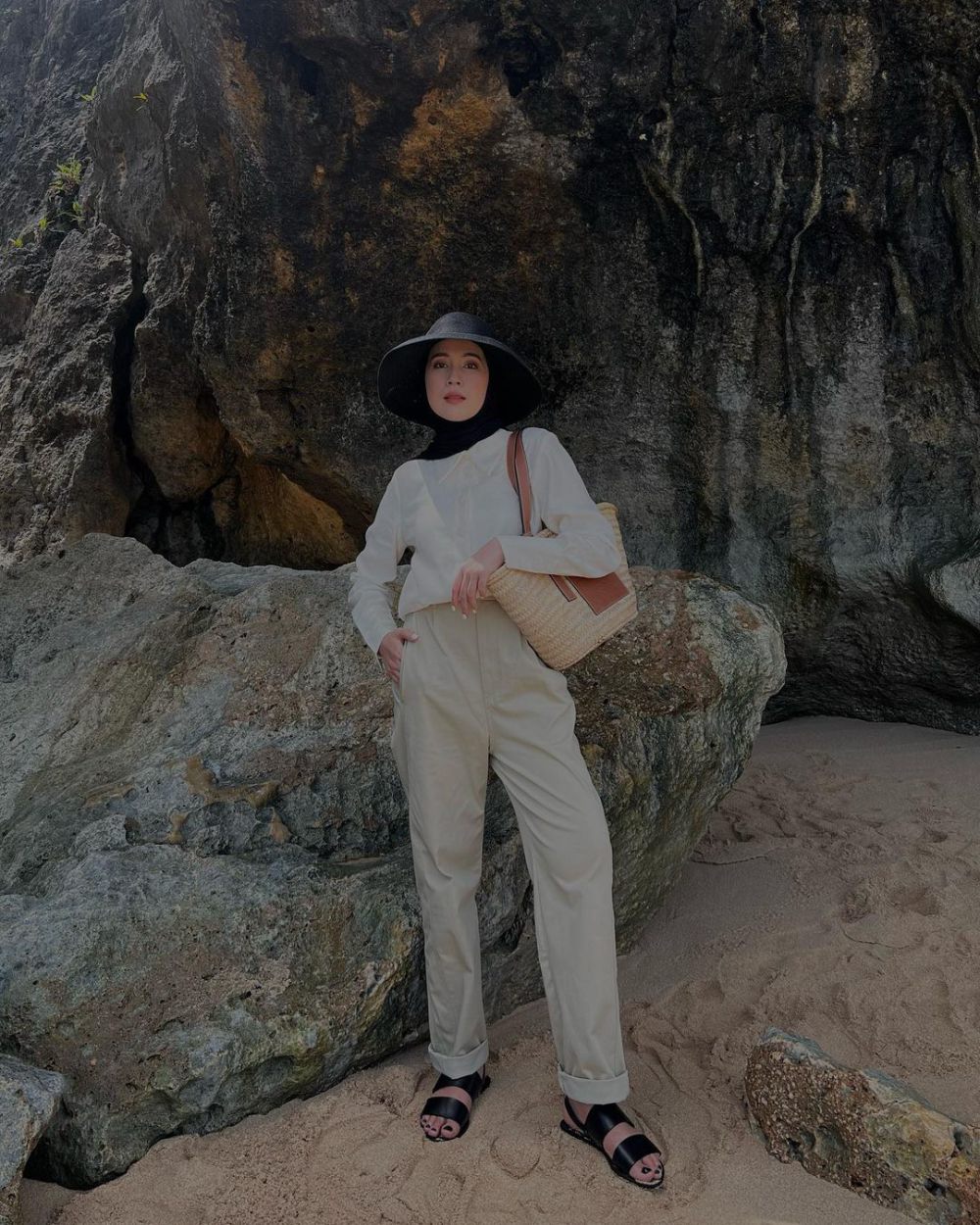 OOTD ke Pantai Nuansa Earth Tone ala Amelia Elle yang Simple