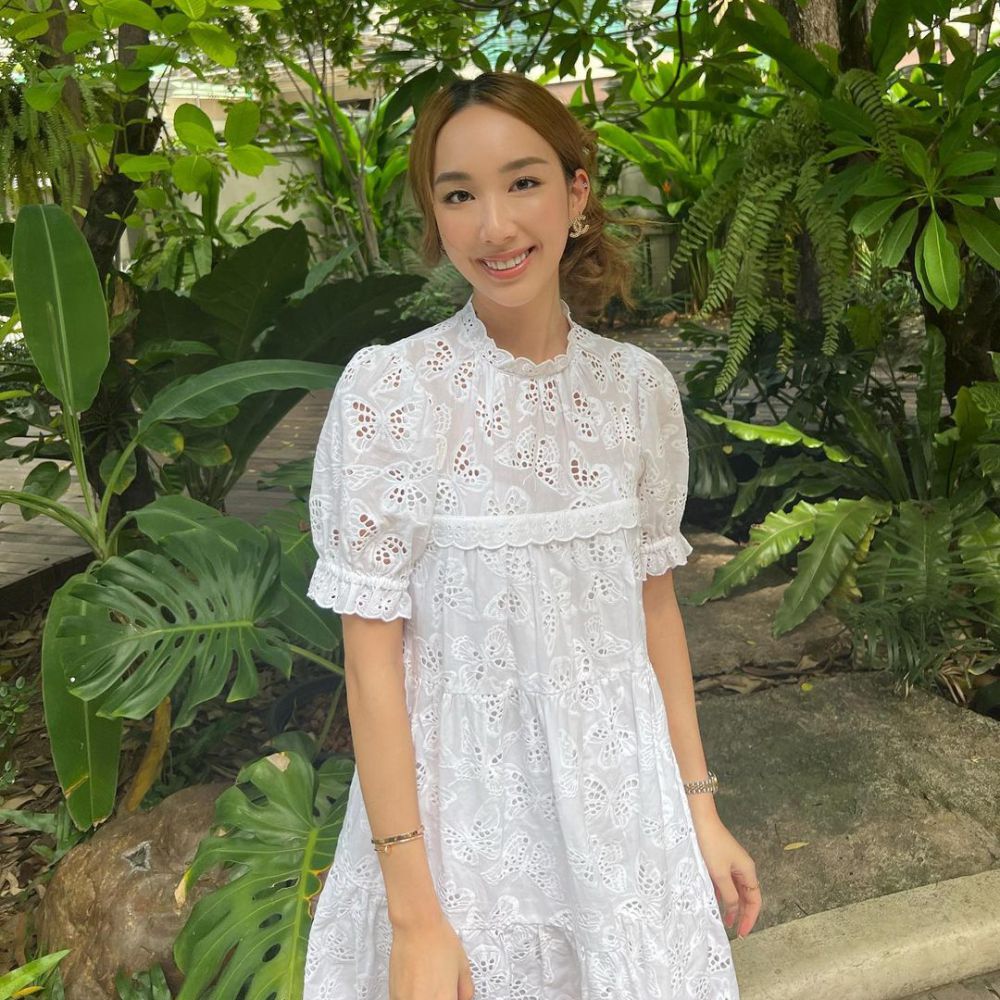 8 OOTD ke Pantai Pakai White Dress ala Aktris Thailand, Classy!