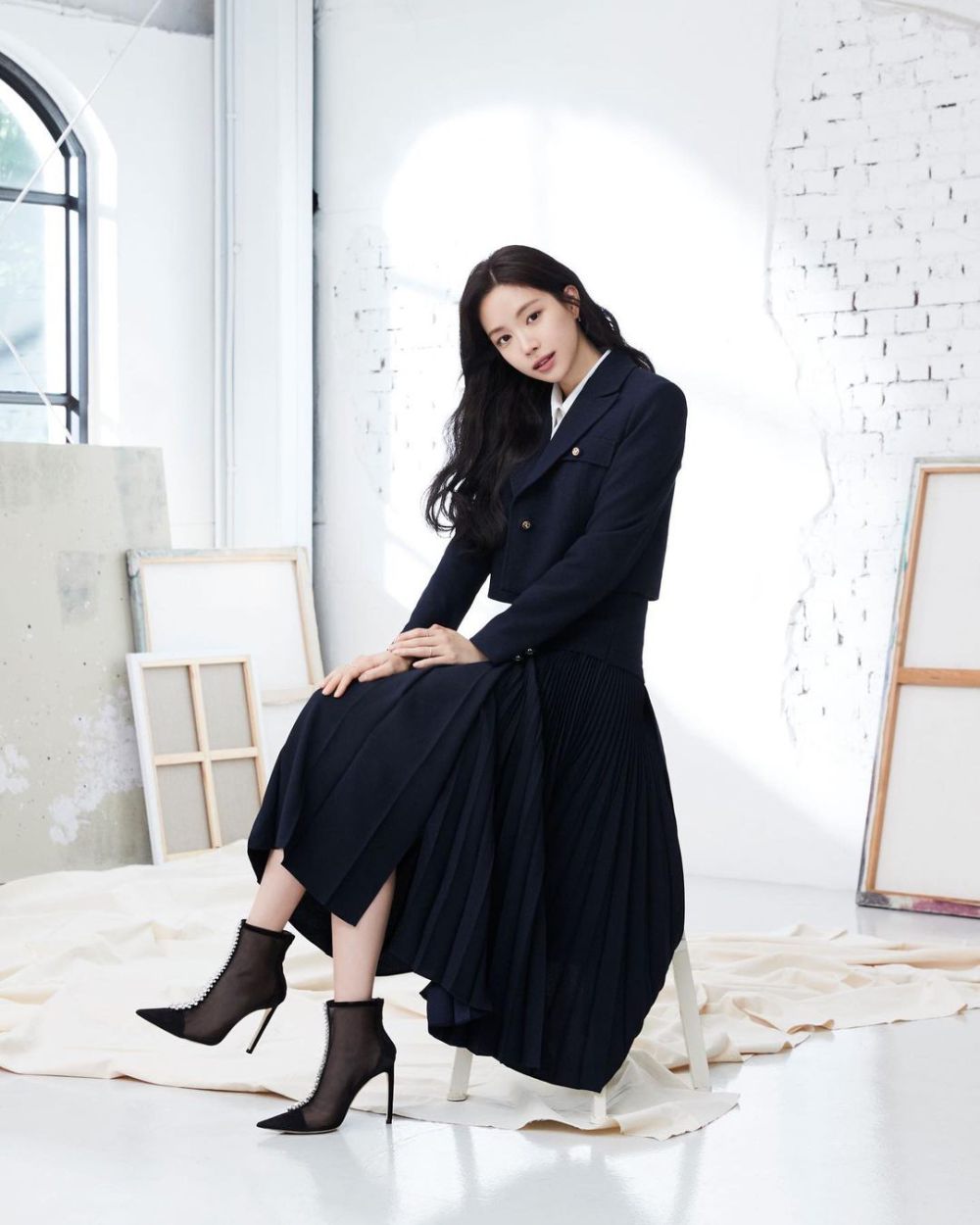 11 Inspirasi Office Look Korean Style ala Son Na Eun, Fashionable!