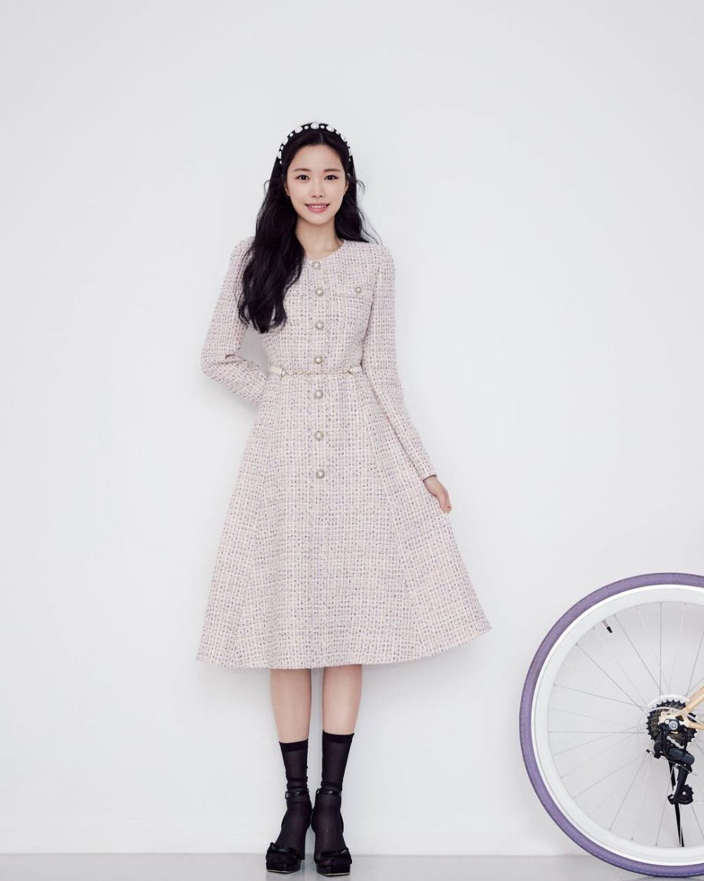 11 Inspirasi Office Look Korean Style ala Son Na Eun, Fashionable!