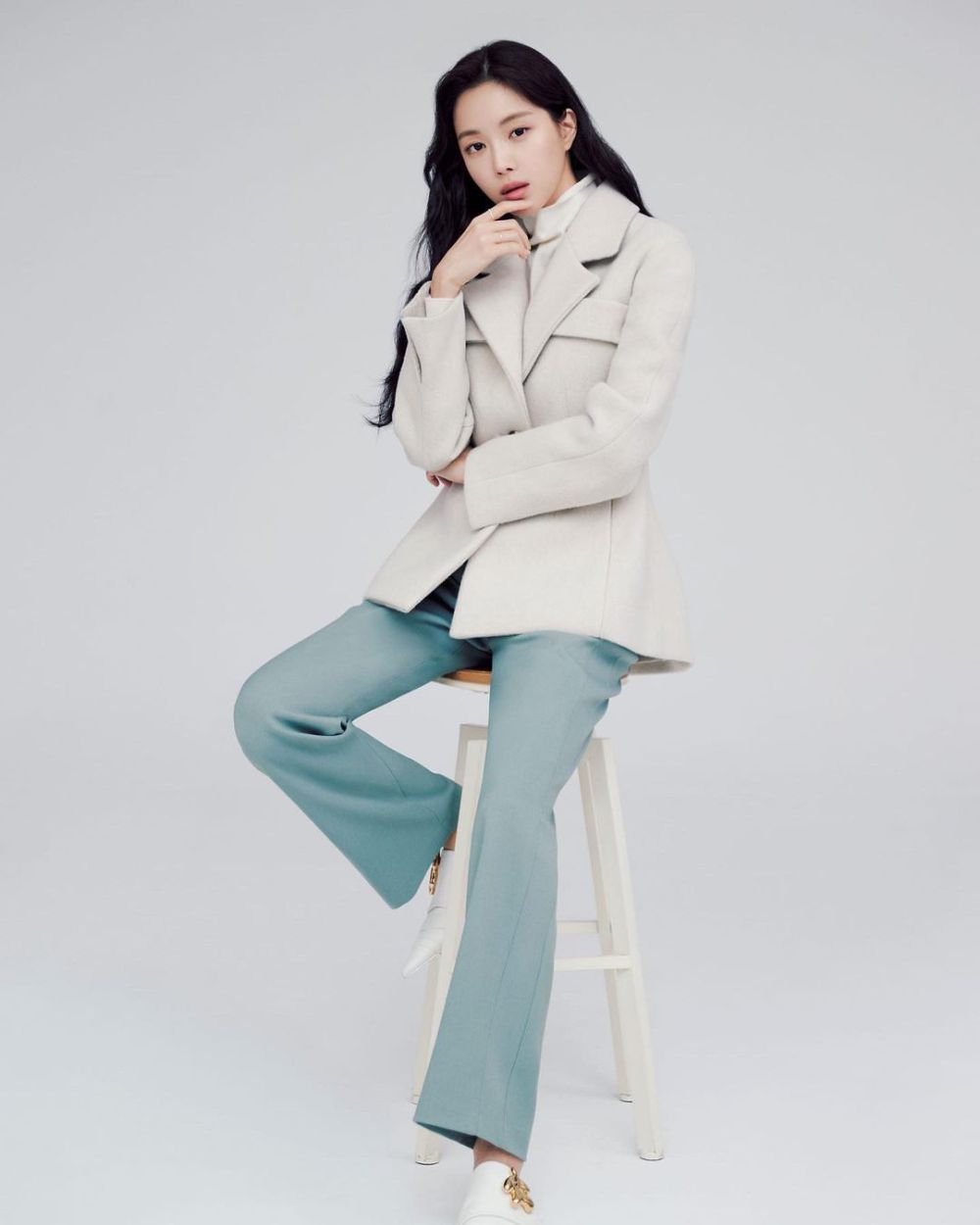 11 Inspirasi Office Look Korean Style ala Son Na Eun, Fashionable!