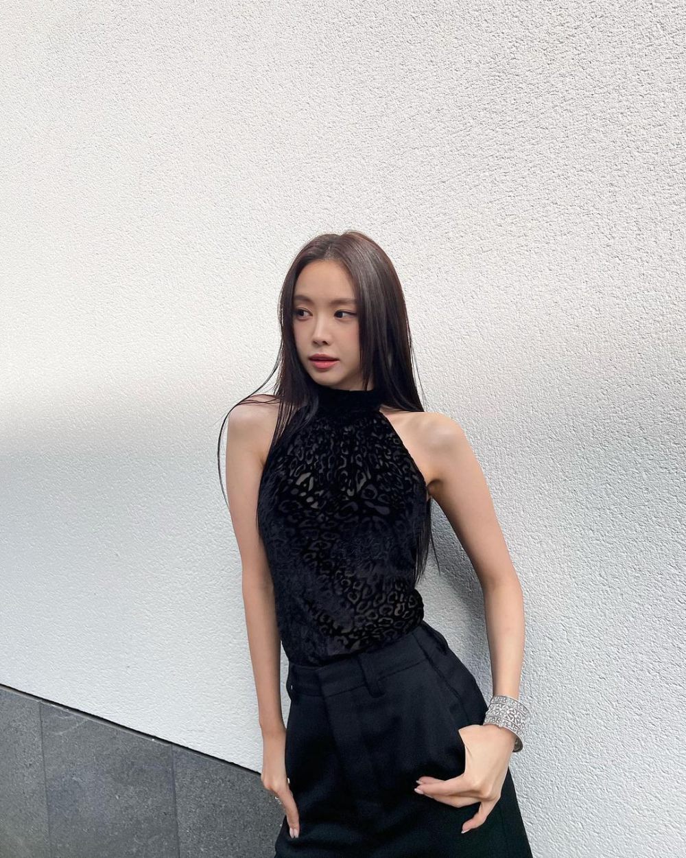 7 Outfit Elegan Serba Hitam ala Son Na Eun Pemain Romance in the House