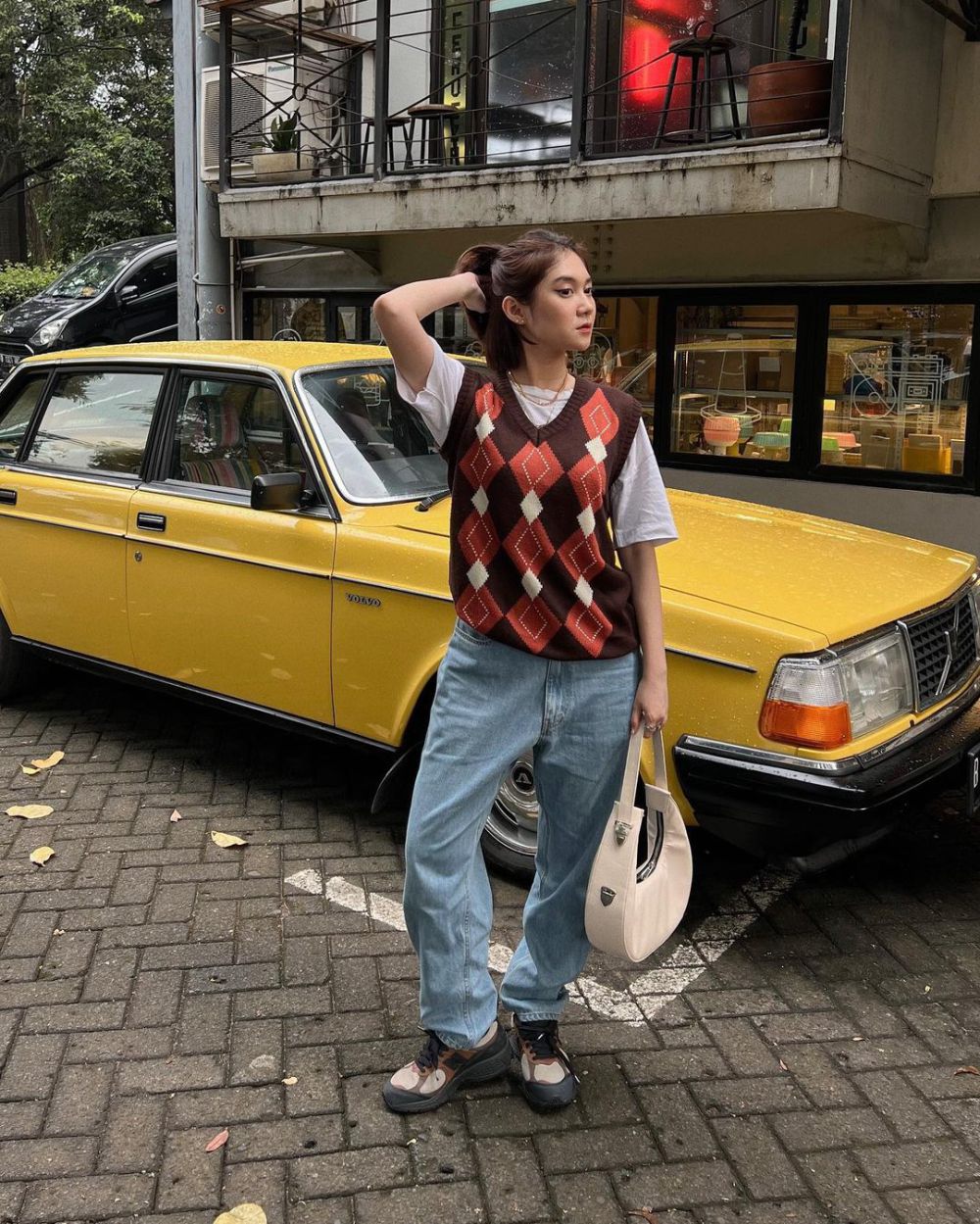 7 Ide Styling Vest Beragam Jenis ala Chika Alifia, Youthful!