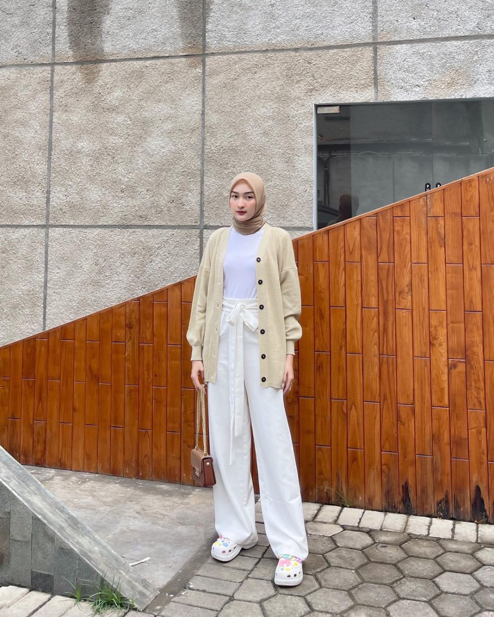 9 Gaya OOTD Minimalis ala Ingrid Yulika, Cocok buat Cewek Simple!