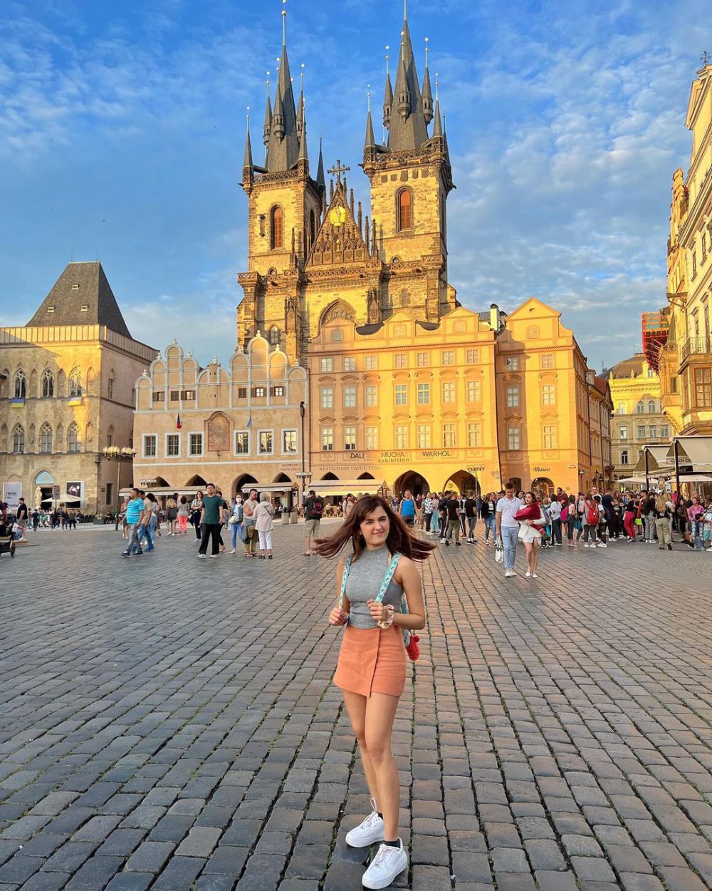 9 Ide Outfit Liburan ala Penyanyi India Shirley Setia, Fashionable!