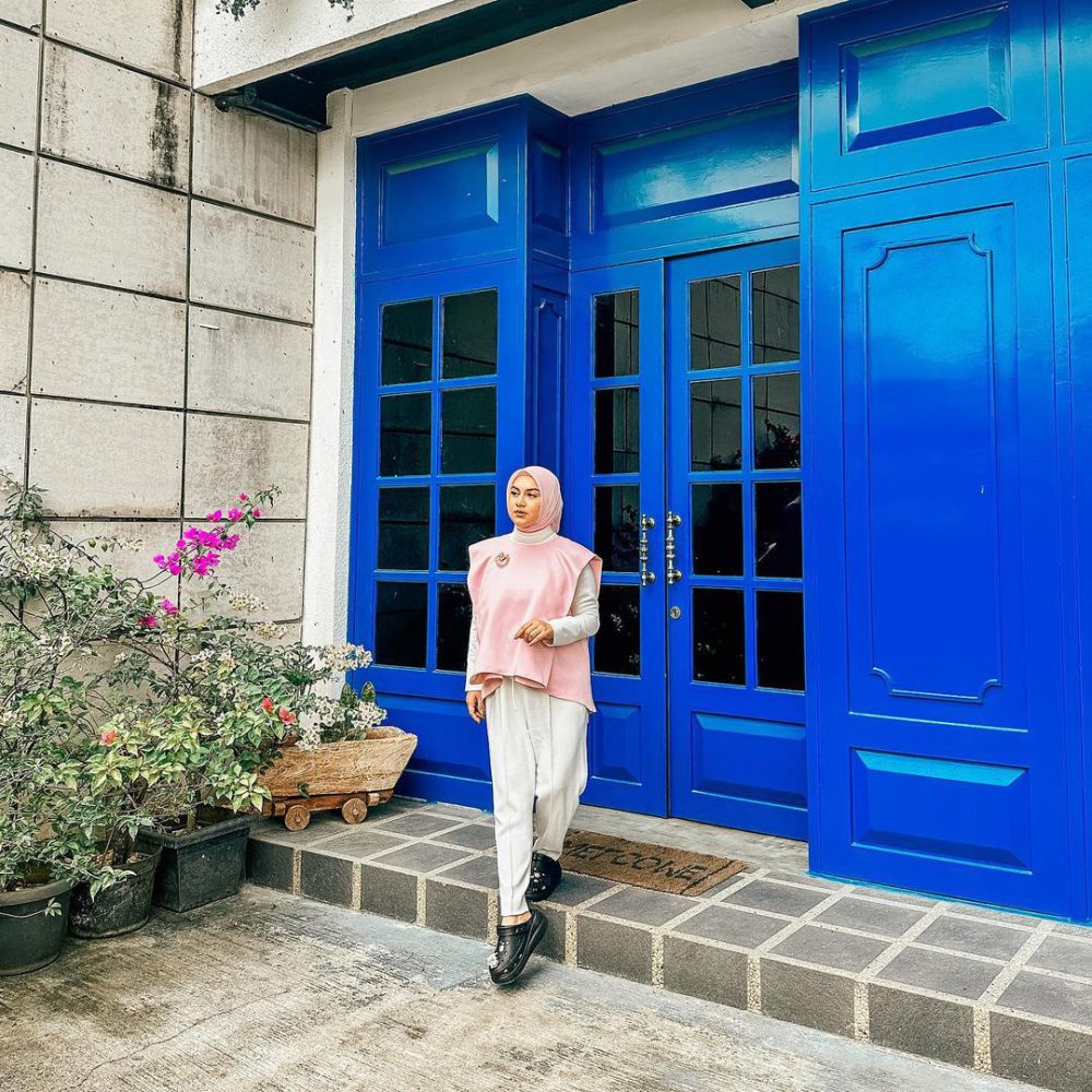 8 OOTD Hijab untuk Liburan ala Irish Bella, Catchy dan Leluasa