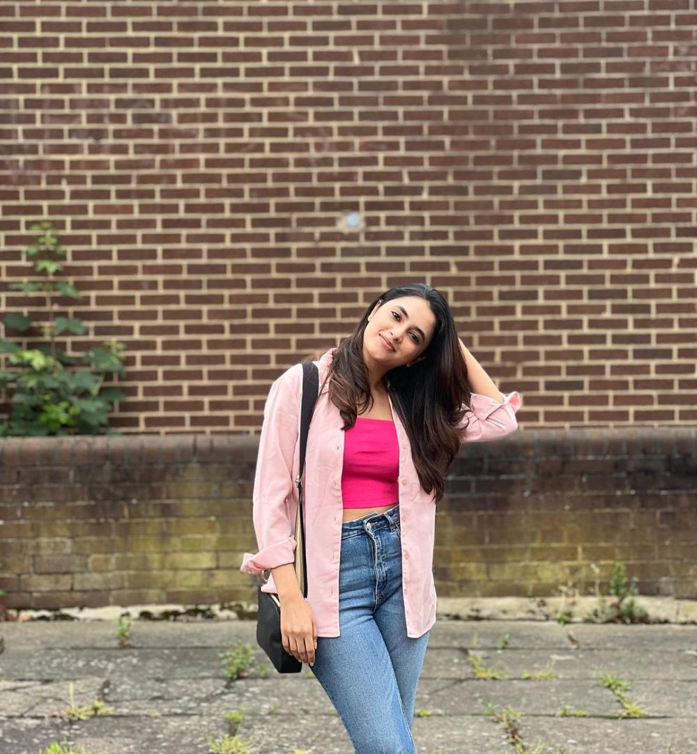 10 Inspirasi OOTD Outer ala Aktris India, Cocok Buat Daily Outfit