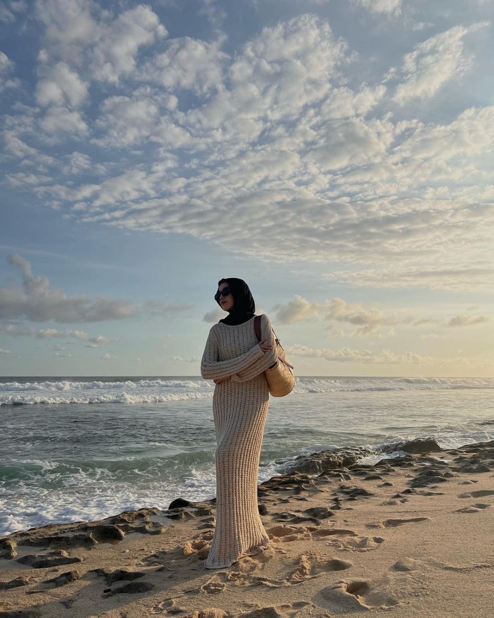 OOTD ke Pantai Nuansa Earth Tone ala Amelia Elle yang Simple
