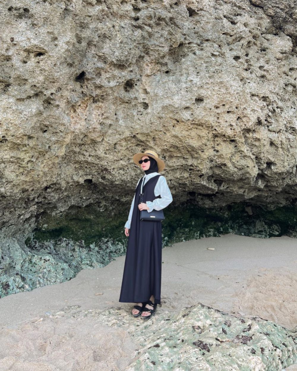 9 Inspirasi Hijab Beach Outfit ala Nindi Ariesti, Looks Chic!