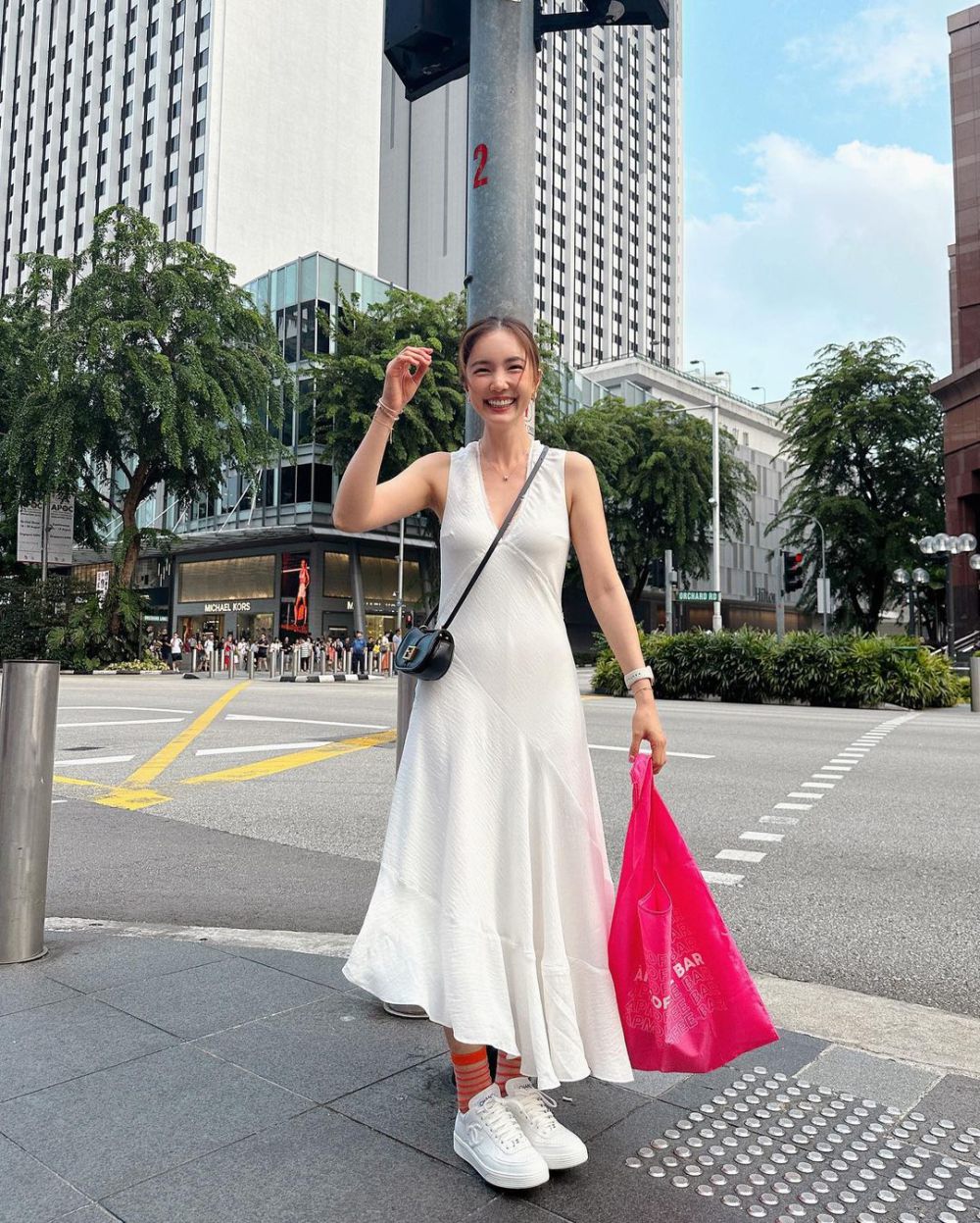 8 OOTD ke Pantai Pakai White Dress ala Aktris Thailand, Classy!