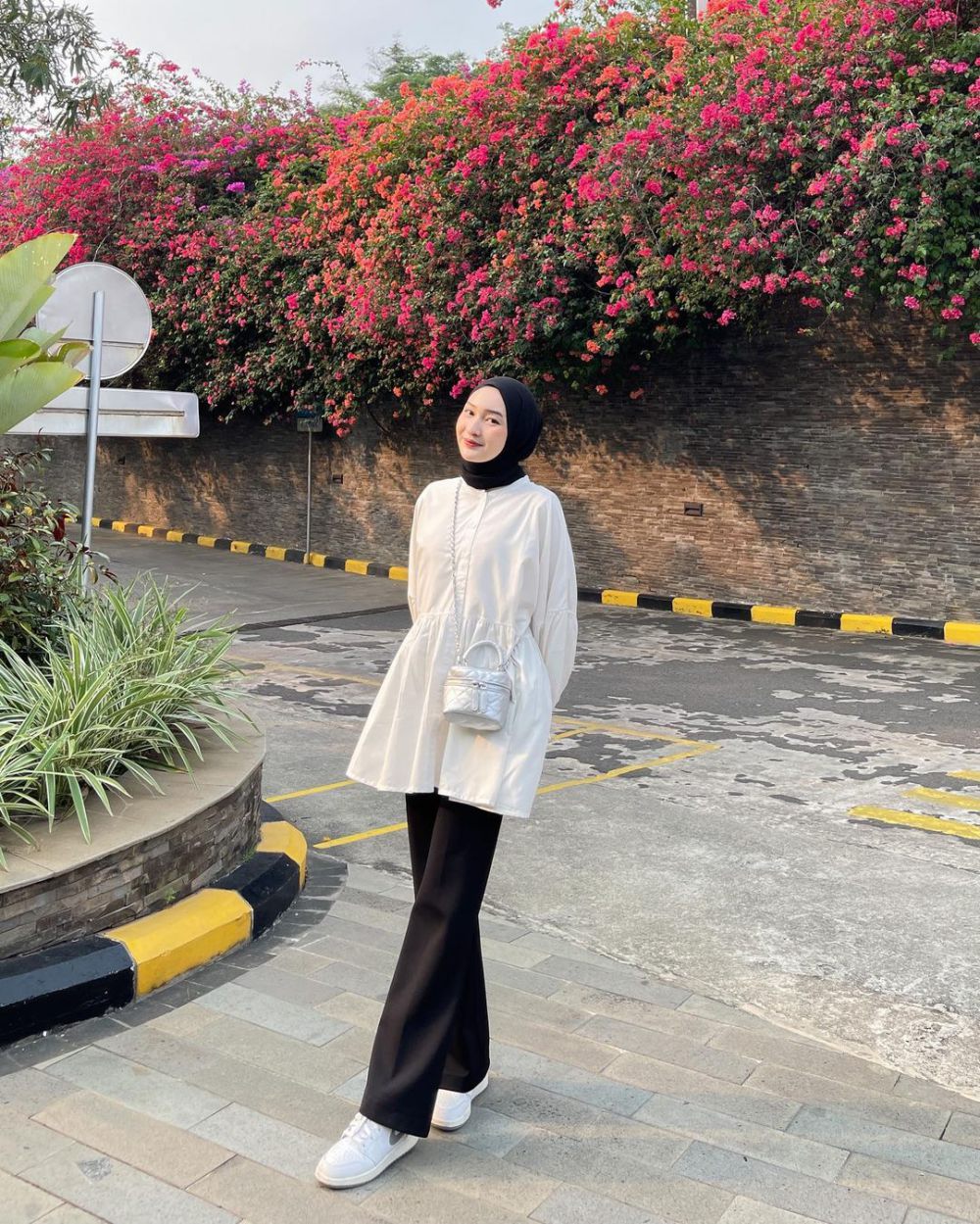 9 Gaya OOTD Minimalis ala Ingrid Yulika, Cocok buat Cewek Simple!