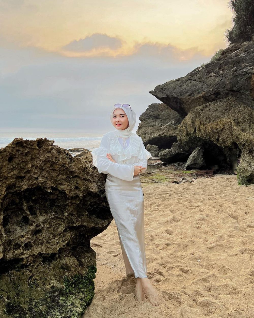 9 Inspirasi Hijab Beach Outfit ala Nindi Ariesti, Looks Chic!