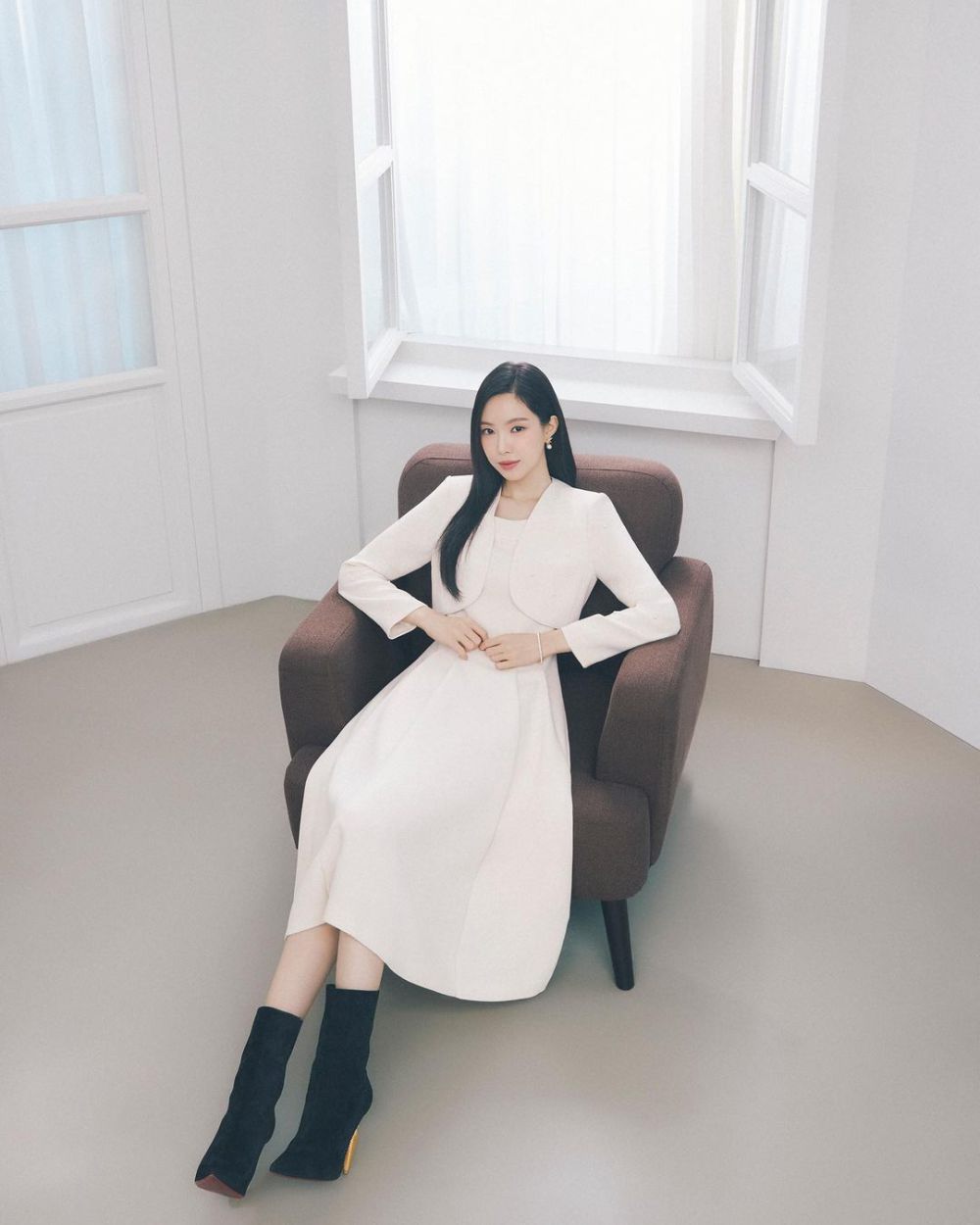 11 Inspirasi Office Look Korean Style ala Son Na Eun, Fashionable!