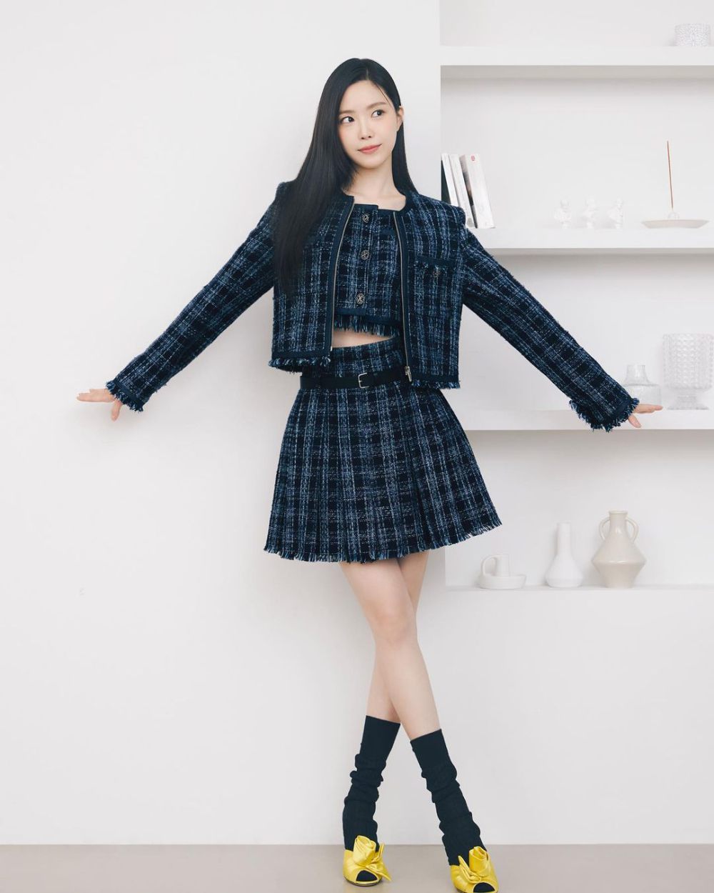 11 Inspirasi Office Look Korean Style ala Son Na Eun, Fashionable!