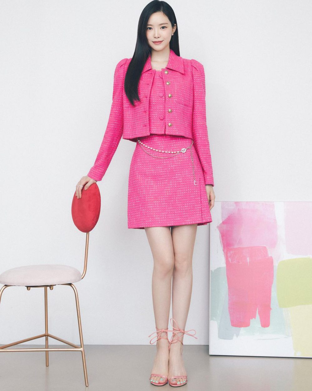 11 Inspirasi Office Look Korean Style ala Son Na Eun, Fashionable!