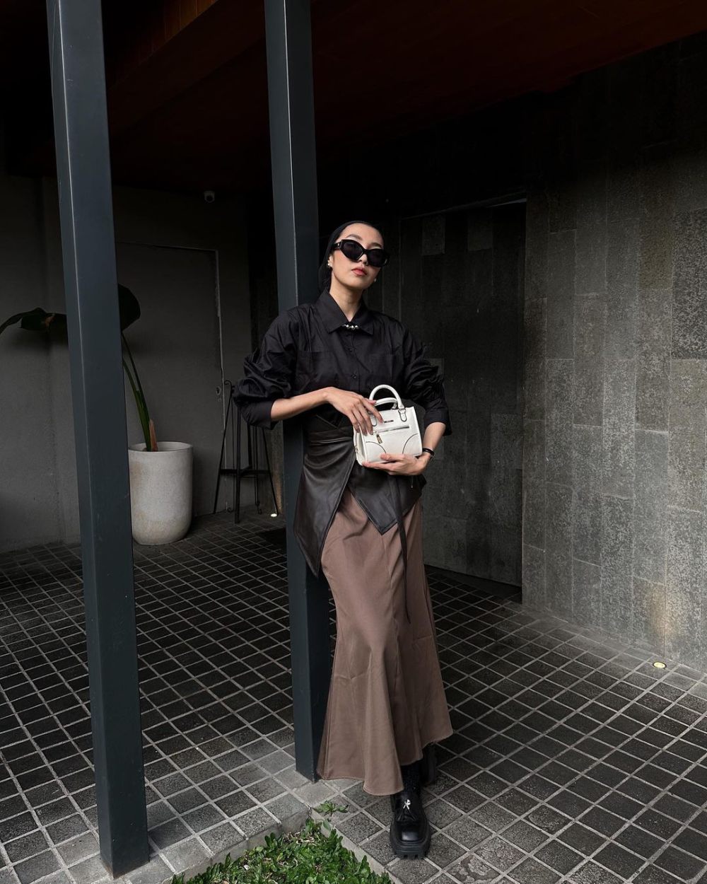 7 Ide Styling Kemeja Hitam ala Selebgram Hijabers, Looks Stunning!