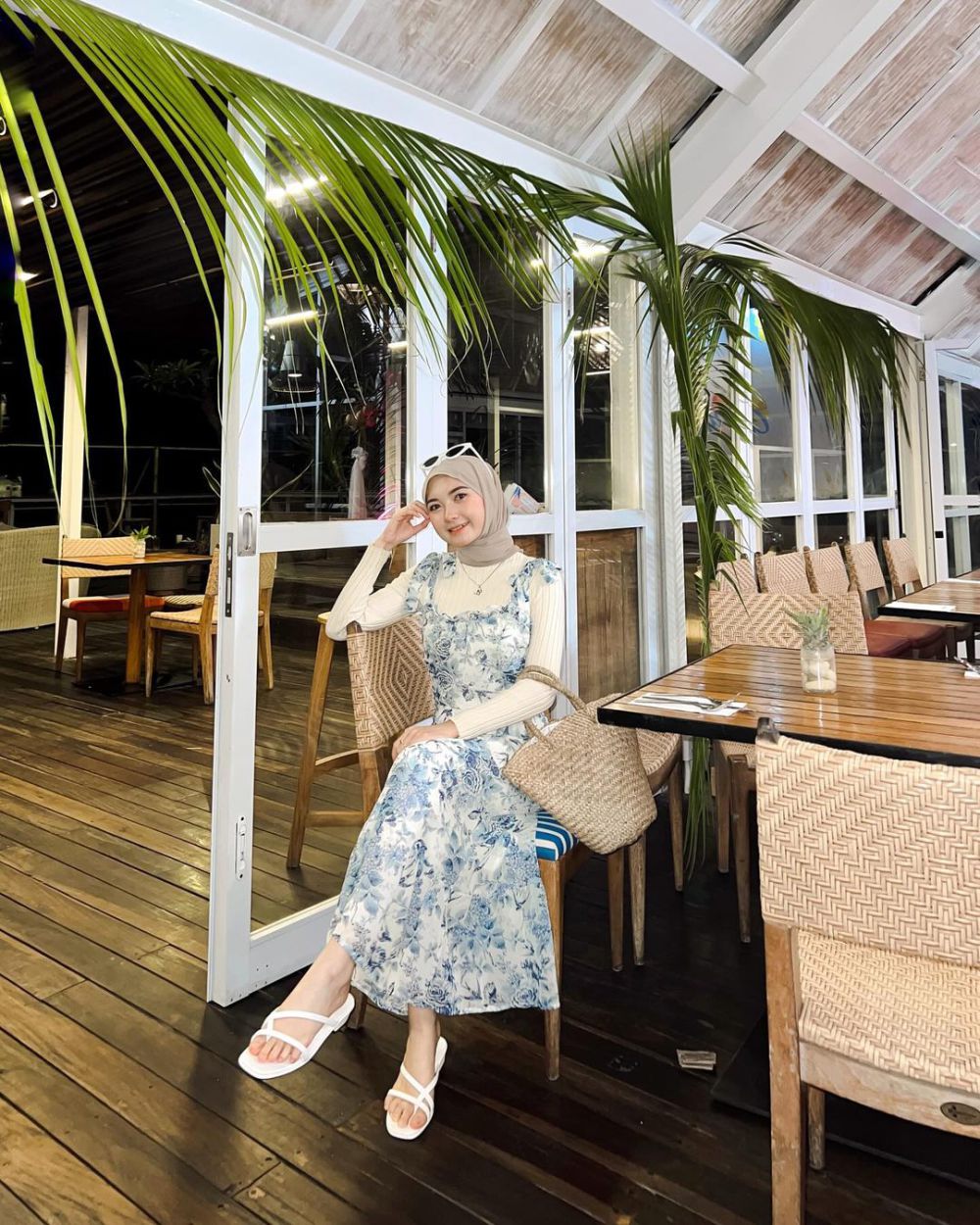 9 Inspirasi Hijab Beach Outfit ala Nindi Ariesti, Looks Chic!